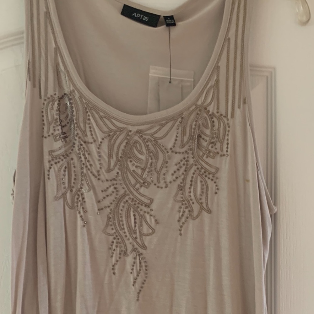 Sleeveless Apt 9 NWT beige shirt with design